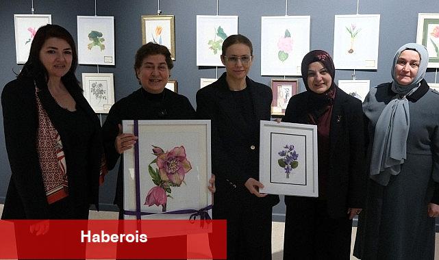 Renklerin ahenkle dans ettiği sergi - Haberois Renklerin ahenkle dans ettiği sergi