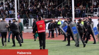 Şampiyonluk maçında futbolcuların hengamesini polis ayırdı - Haberois Şampiyonluk maçında futbolcuların hengamesini polis ayırdı