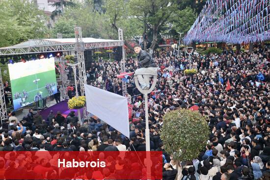 Trabzonsporlu taraftarlar Barcelona finalini dev ekrandan izledi - Haberois Trabzonsporlu taraftarlar Barcelona finalini dev ekrandan izledi