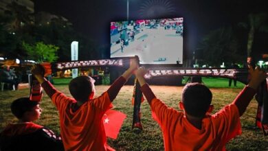 Vatandaşlar maç heyecanını Yenişehir Belediyesinin kurduğu dev ekranda yaşadı - Haberois Vatandaşlar maç heyecanını Yenişehir Belediyesinin kurduğu dev ekranda yaşadı