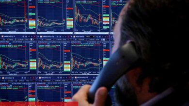 Yatırımcılar büyüme endişeleri ve politika umudu arasında denge kurarken hisse pozisyonları rekor düşük seviyelere yakın