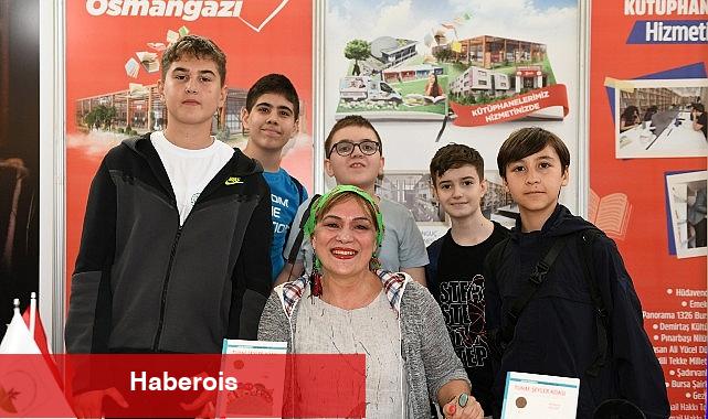 Yazar Halime Yıldız kitaplarını küçük okuyucuları için imzaladı - Haberois Yazar Halime Yıldız kitaplarını küçük okuyucuları için imzaladı