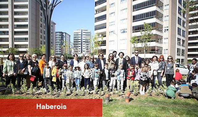 Yeni parkın bitkilerini minikler dikti