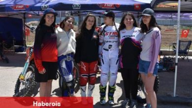 Babalarının dayanağını alan motokrosçu kızlar muvaffakiyete odaklandı