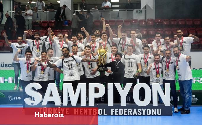 Beşiktaş Hentbol Grubu, kupasını büyük sevinçle kaldırdı