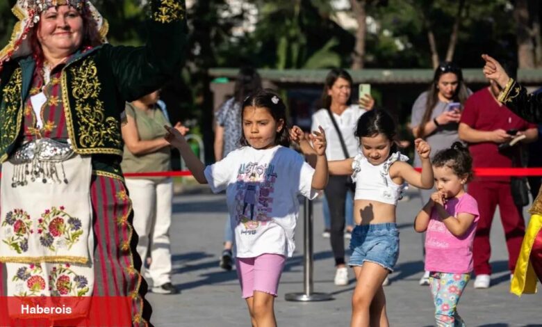 Bornova Halk Dansları Şenliği coşkuyla başladı