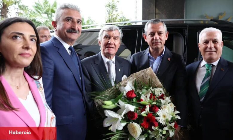 Bursa’da CHP lideri Özgür Özel’e coşkulu karşılama
