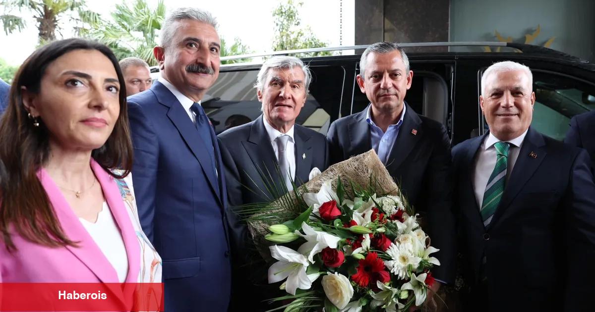 Bursa’da CHP lideri Özgür Özel’e coşkulu karşılama