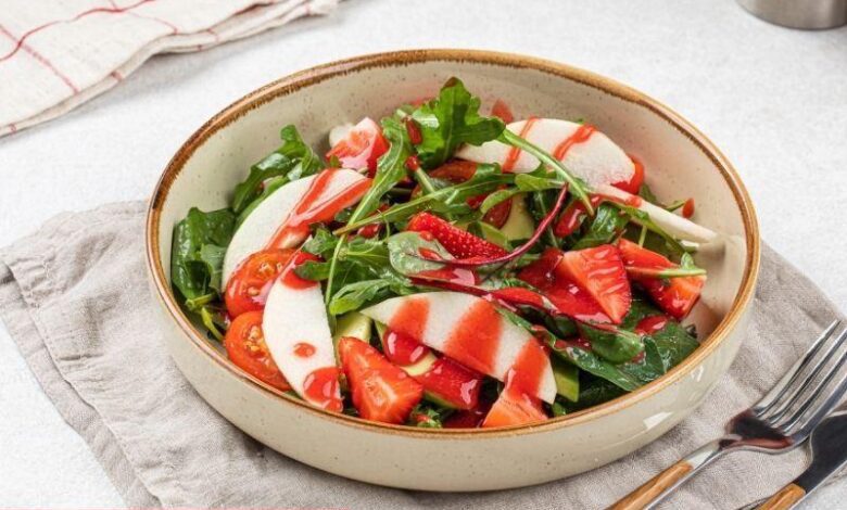Çilek Soslu Roka Salatası - Haberois Çilek Soslu Roka Salatası