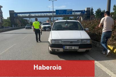 Düzce'de kamyonun sıkıştırdığı araç bariye çarptı! - Haberois Düzce'de kamyonun sıkıştırdığı araç bariye çarptı!