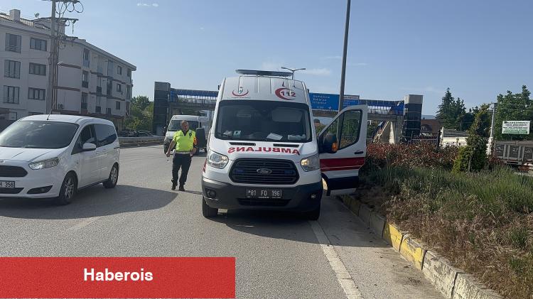 Düzce'de kamyonun sıkıştırdığı araç bariye çarptı! - Haberois Düzce'de kamyonun sıkıştırdığı araç bariye çarptı!