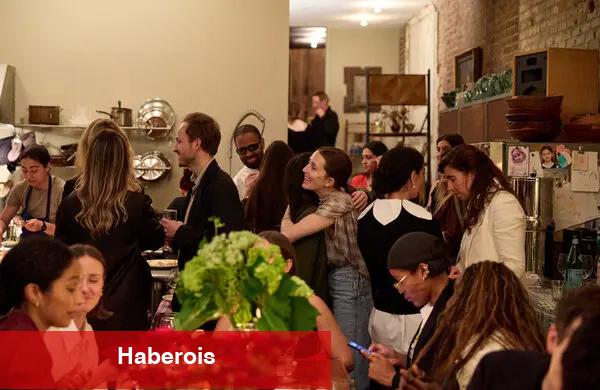 Efsanevi bir Manhattan Townhouse'da, harika sanat ve harika ayakkabıları olan bir parti