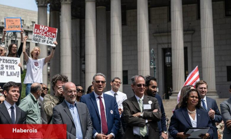 Elbiseler ve bağlarda avukatlar Trump'ın Muşru sistemine yönelik saldırılarını protesto ediyor - Haberois Elbiseler ve bağlarda avukatlar Trump'ın Muşru sistemine yönelik saldırılarını protesto ediyor