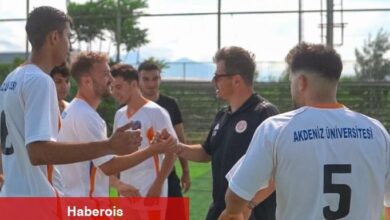 Emre Belözoğlu öğrencilerle futbol oynadı - Haberois Emre Belözoğlu öğrencilerle futbol oynadı