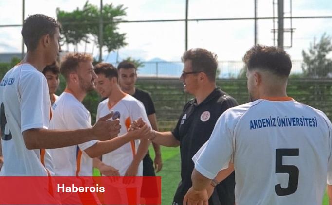 Emre Belözoğlu öğrencilerle futbol oynadı - Haberois Emre Belözoğlu öğrencilerle futbol oynadı