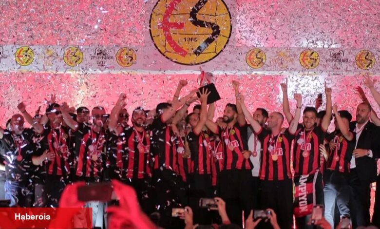 Eskişehirspor şampiyonluğunu alanda kutladı