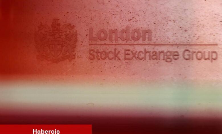 FTSE 100 bugün: Çıkar raporları ortasında yükselişle açıldı; Greggs fırladı, Vodafone geri alım açıkladı