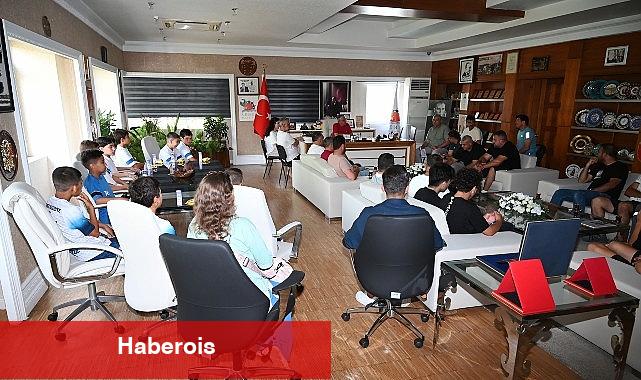Futbolcu ve velilerden Lider Topaloğlu'na teşekkür ziyareti - Haberois Futbolcu ve velilerden Lider Topaloğlu'na teşekkür ziyareti