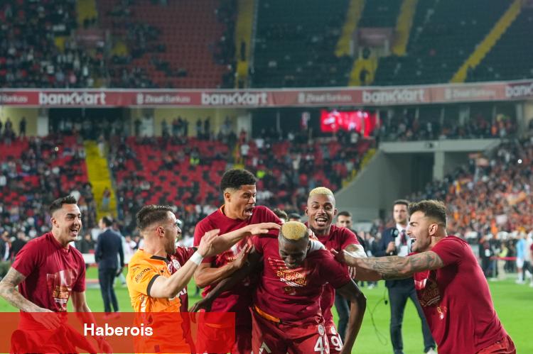 Galatasaray, kupayı coşkuyla kaldırdı! - Haberois Galatasaray, kupayı coşkuyla kaldırdı!