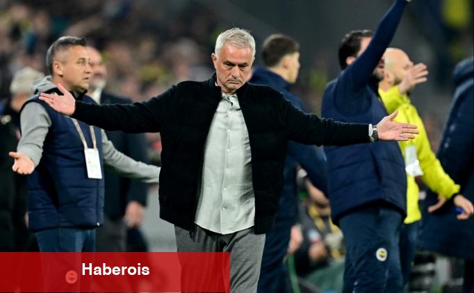 Galatasaray tribünlerinden Mourinho pankartı!