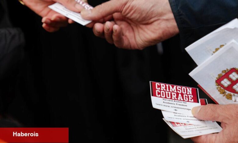 Harvard'ın mezuniyet günü protestoları ve gururunu harmanlıyor