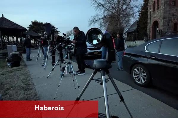 Karanlık ve sessiz olduğu bir mezarlıkta yıldız giymek - Haberois Karanlık ve sessiz olduğu bir mezarlıkta yıldız giymek