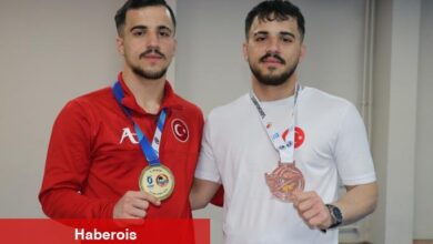 Karateci ikizler, muvaffakiyet için birlikte form tutuyor