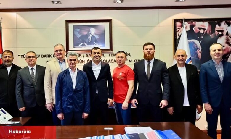 Kızıl Ordu Korosu’ndan Lider Çavuşoğlu’na ziyaret