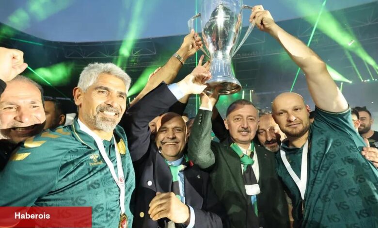 Kocaeli şampiyonluk kupasını kaldırdı! - Haberois Kocaeli şampiyonluk kupasını kaldırdı!
