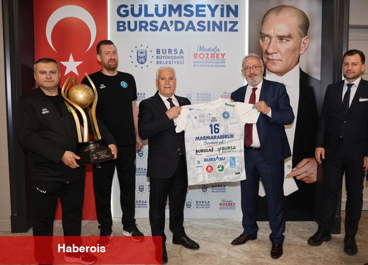 Lider Bozbey’den şampiyon hentbol grubuna övgü
