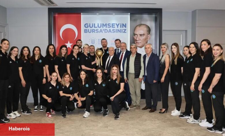 Lider Bozbey’den şampiyon hentbol grubuna övgü