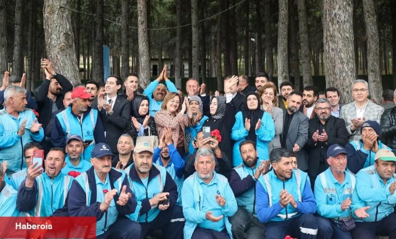 Lider Şahin belediye çalışanlarıyla bir ortaya geldi - Haberois Lider Şahin belediye çalışanlarıyla bir ortaya geldi