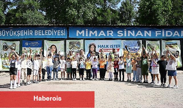 Minik öğrenciler anneleri için en hoş hediyeyi Büyükşehir Belediyesi'nin fidanlığında elleriyle dikti