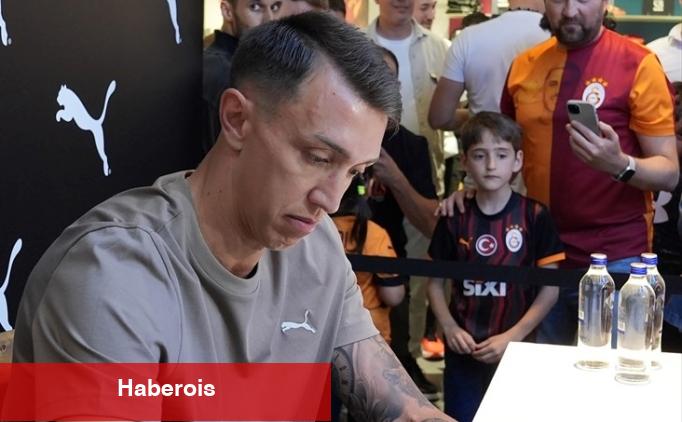 Muslera imza gününde taraftarlarla buluştu - Haberois Muslera imza gününde taraftarlarla buluştu