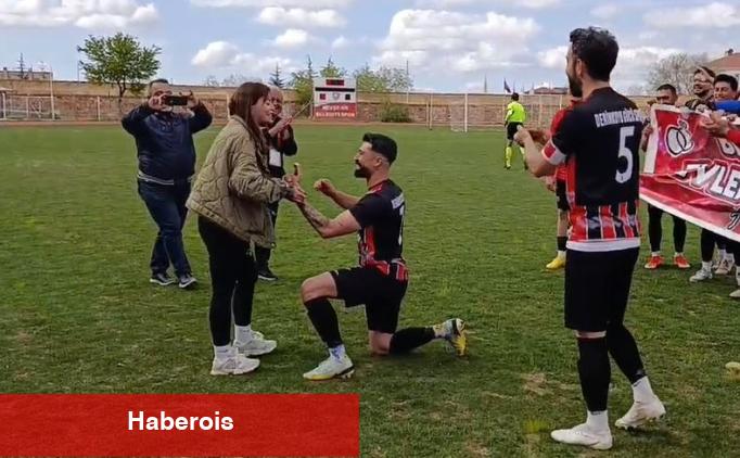 Nevşehir'de amatör futbolcudan şampiyonluk maçında evvel evlilik teklifi - Haberois Nevşehir'de amatör futbolcudan şampiyonluk maçında evvel evlilik teklifi