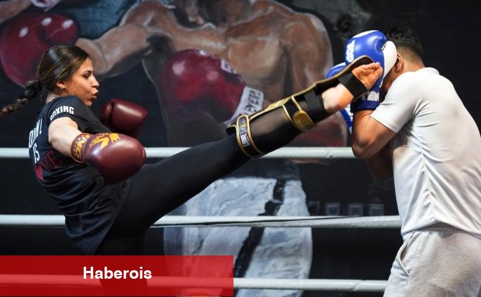 Okulda matematik öğretmeni, ringde kick boksçu