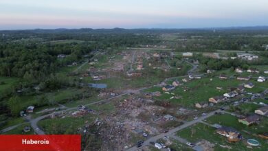Ölümcül bir kasırgadan sonra, küçük bir Kentucky şehri parçaları almaya başlar - Haberois Ölümcül bir kasırgadan sonra, küçük bir Kentucky şehri parçaları almaya başlar