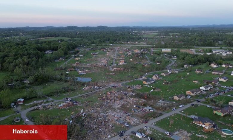 Ölümcül bir kasırgadan sonra, küçük bir Kentucky şehri parçaları almaya başlar - Haberois Ölümcül bir kasırgadan sonra, küçük bir Kentucky şehri parçaları almaya başlar