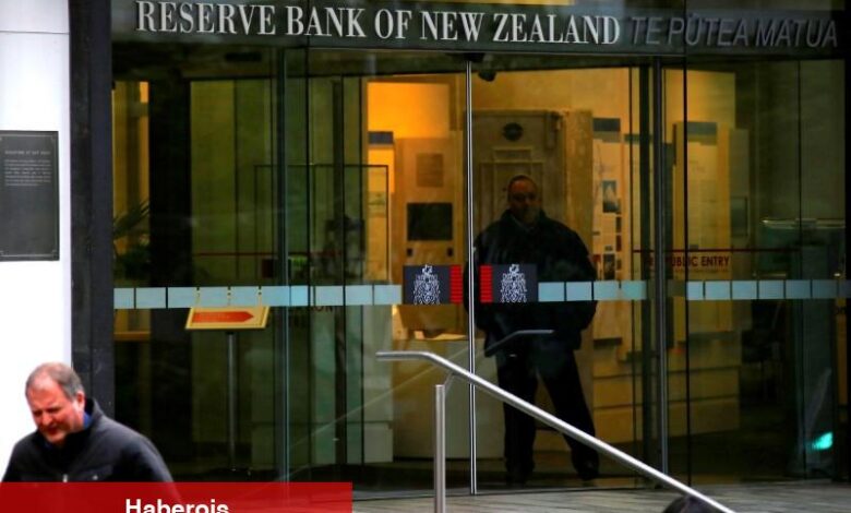 RBNZ, beklendiği üzere faiz oranlarını 25 baz puan düşürdü, global ticaret risklerini işaret etti