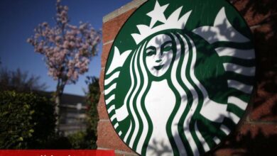 Starbucks çalışanları yeni kıyafet kurallarını protesto ediyor, daha fazla grev bekleniyor