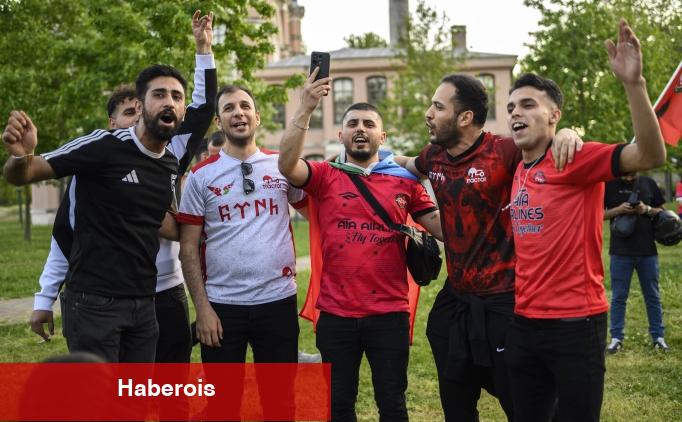 Traktör taraftarları, şampiyonluğu İstanbul'da kutladı - Haberois Traktör taraftarları, şampiyonluğu İstanbul'da kutladı