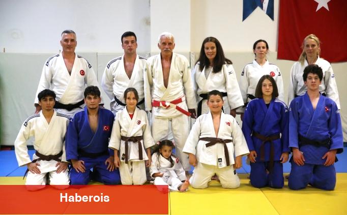 Antrenör baba, judo sevgisini ailesine aşıladı - Haberois Antrenör baba, judo sevgisini ailesine aşıladı