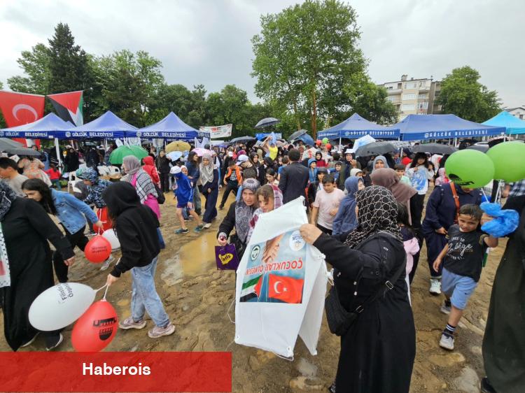Gölcük'te yağmura karşın Filistin için tek yürek oldular - Haberois Gölcük'te yağmura karşın Filistin için tek yürek oldular