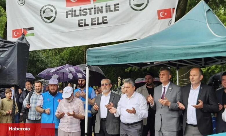 Gölcük'te yağmura karşın Filistin için tek yürek oldular - Haberois Gölcük'te yağmura karşın Filistin için tek yürek oldular