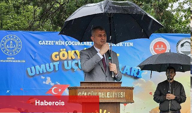 Gölcük'te yüzlerce kişi yağmur altında Filistin için tek yürek oldu