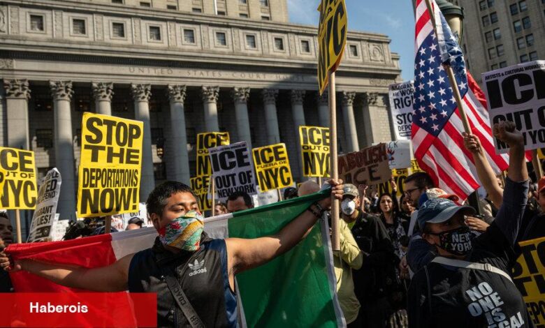 Göstericiler New York'ta buz merkezinin dışında toplanıyor - Haberois Göstericiler New York'ta buz merkezinin dışında toplanıyor