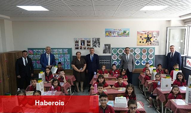 İzmir Valisi Dr. Süleyman Elban, İzmir Vilayet Ulusal Eğitim Müdürü Dr. Ömer Yahşi, Karne Gününde Öğrencilerle Bir Ortaya Geldi