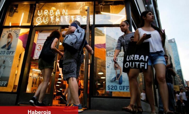 Jefferies, güçlü iş performansı ve değerleme değişikliği nedeniyle Urban Outfitters’ı "tut" düzeyine yükseltti - Haberois Jefferies, güçlü iş performansı ve değerleme değişikliği nedeniyle Urban Outfitters’ı "tut" düzeyine yükseltti