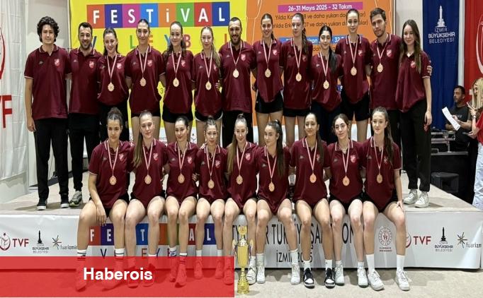 Karşıyaka'ya voleybolda ikili kupa