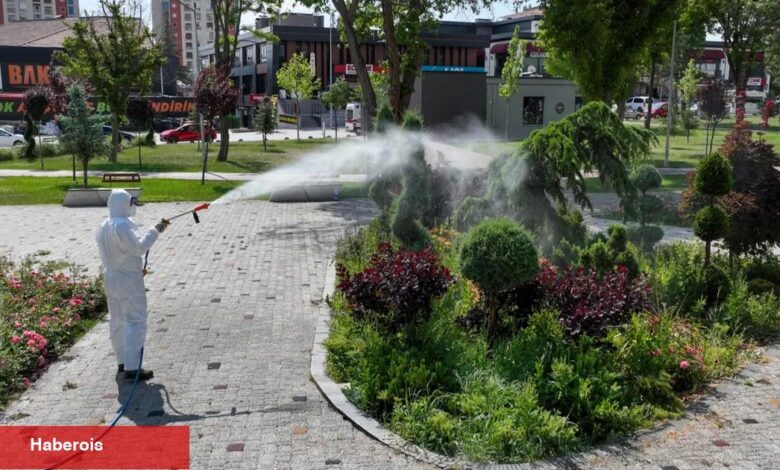 Konya'da yeşil alanları ilaçlamaya devam